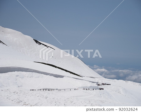 走在從室堂天文台看到的雪廊全景道路上的人們 走在從室堂天文台看到的雪廊全景道路上的人們 92032624