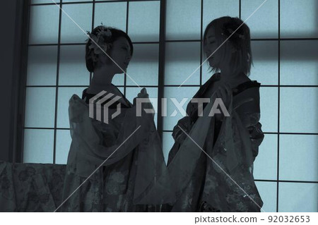 一個穿著性別和服的女人，一個日式房間，一個彩色的 uchikake 92032653