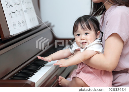 1歲女孩和媽媽彈立式鋼琴 92032684
