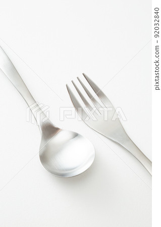 勺子和叉子白色背景 92032840