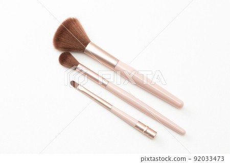 Makeup brush white background 92033473