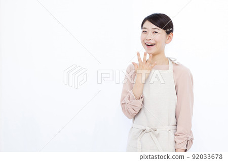 30 多歲的家庭主婦，驚訝於微笑 92033678