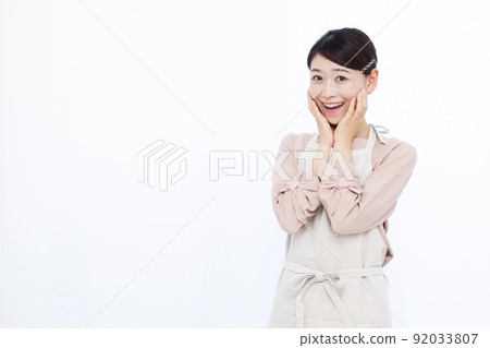 30 多歲的家庭主婦，驚訝於微笑 92033807