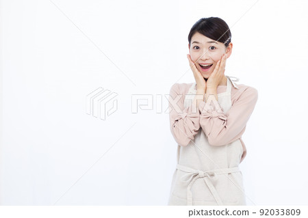 30 多歲的家庭主婦，驚訝於微笑 92033809