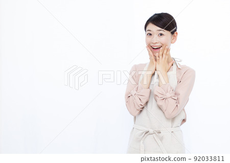 A housewife in her thirties who is surprised with a smile 92033811