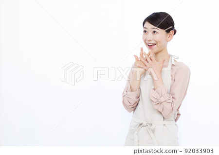30 多歲的家庭主婦，驚訝於微笑 92033903