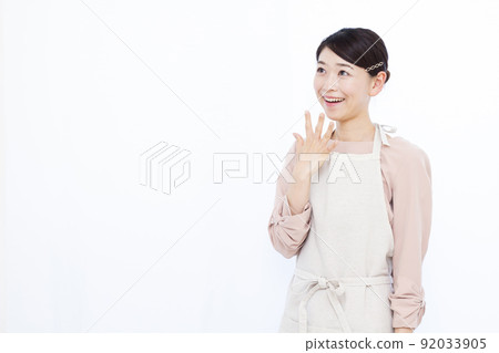 30 多歲的家庭主婦，驚訝於微笑 92033905