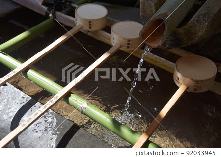 Chozubachi in the precincts of the Shrine, Kamitakano, Sakyo-ku, Kyoto 92033945