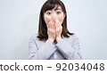 對意外事件感到極度驚訝的女商人 92034048