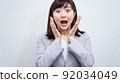 對意外事件感到極度驚訝的女商人 92034049