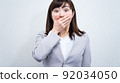 對意外事件感到極度驚訝的女商人 92034050