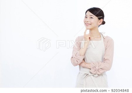 三十多歲的家庭主婦笑著思考 92034848