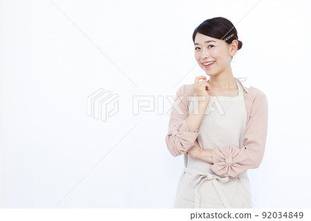 三十多歲的家庭主婦笑著思考 92034849