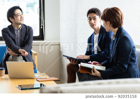 開會的年輕商人 92035158