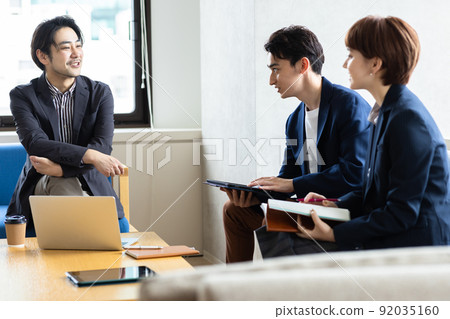 開會的年輕商人 92035160