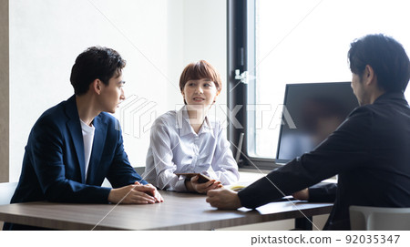 Young businessman having a meeting 92035347