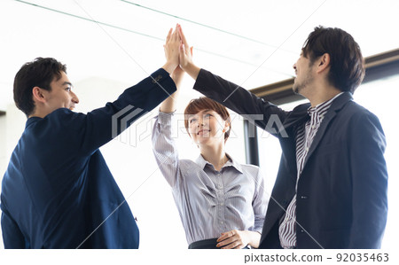 Young businessman having a meeting 92035463