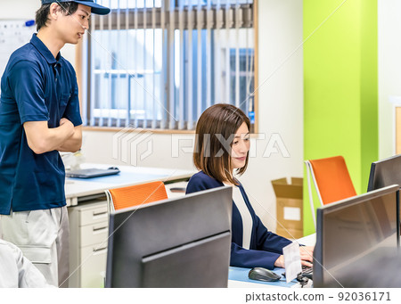 工作人員做文書工作 92036171