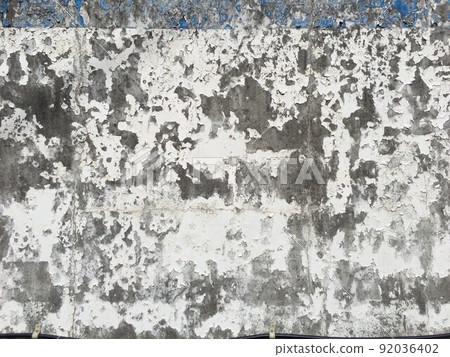 Aged wall background texture where the paint of the paint is peeling off due to deterioration 92036402