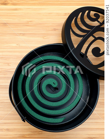 蚊香盤裝在一個特殊的煙灰缸裡 蚊香盤裝在一個特殊的煙灰缸裡 92037541