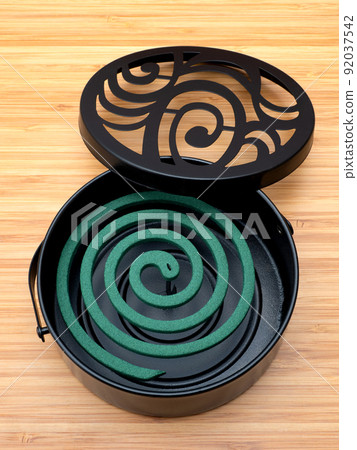 蚊香盤裝在一個特殊的煙灰缸裡 蚊香盤裝在一個特殊的煙灰缸裡 92037542