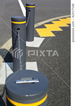 Immediately after installing the auxiliary guard chain at the intersection Immediately after installing the auxiliary guard chain at the intersection 92037586