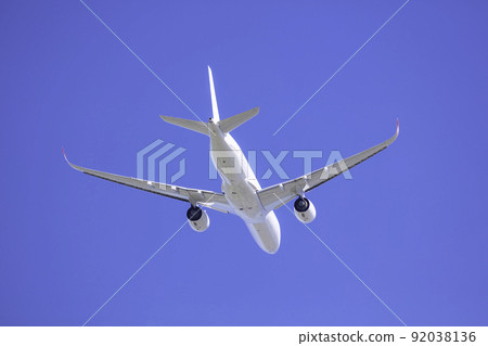 飛機起飛到萬里無雲的藍天空客 A350-900 92038136
