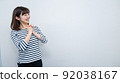 一位女士祝賀她收到朋友的快樂報告 92038167