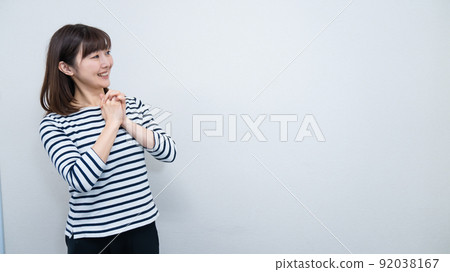 一位女士祝賀她收到朋友的快樂報告 92038167