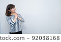 一位女士祝賀她收到朋友的快樂報告 92038168