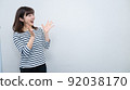 一位女士祝賀她收到朋友的快樂報告 92038170