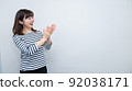 一位女士祝賀她收到朋友的快樂報告 92038171
