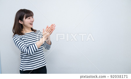 一位女士祝賀她收到朋友的快樂報告 一位女士祝賀她收到朋友的快樂報告 92038171