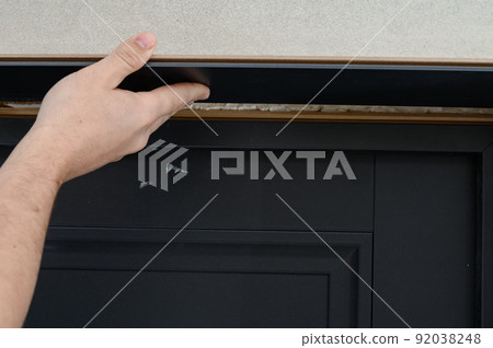 Checking the door frame for evenness of the surface after installation using a metal rule. Checking the door frame for evenness of the surface after installation using a metal rule. 92038248
