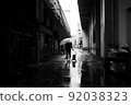 準備在雨中開門的居酒屋店員 92038323