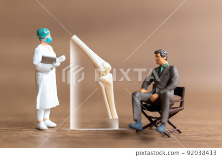 Miniature people patients are discussed  by an orthopedic physician 92038413