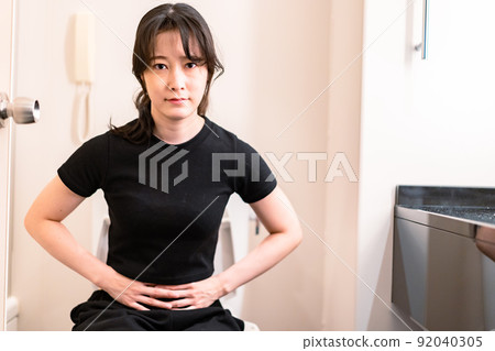 遭受馬桶的年輕女人 遭受馬桶的年輕女人 92040305