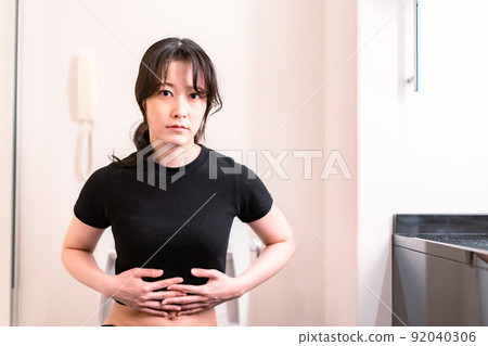 遭受馬桶的年輕女人 遭受馬桶的年輕女人 92040306