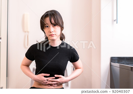 遭受馬桶的年輕女人 遭受馬桶的年輕女人 92040307