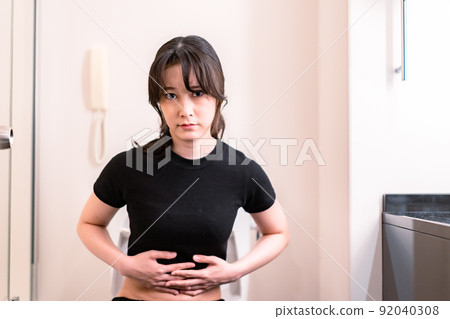 遭受馬桶的年輕女人 遭受馬桶的年輕女人 92040308