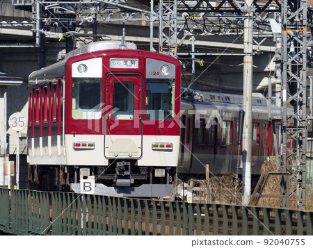 穿越大和川的近鐵生駒線車輛 穿越大和川的近鐵生駒線車輛 92040755