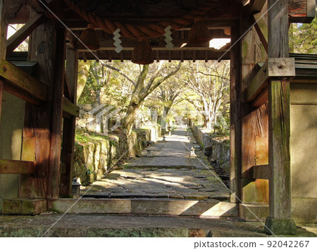 國崎半島二子寺門口的鵝卵石路 國崎半島二子寺門口的鵝卵石路 92042267