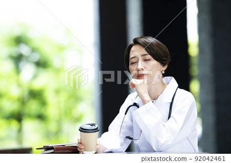 Daughter female doctor 92042461