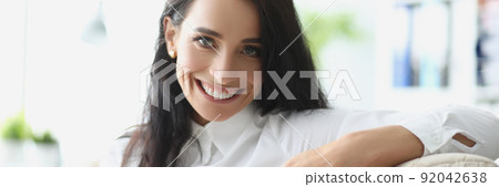 Beautiful brunette young woman chilling with cup of hot drink 92042638