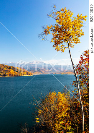 [Hokkaido / Tenninkyo] A large panorama of the magnificent Daisetsuzan and dam lakes of Lake Chubetsu 92043059