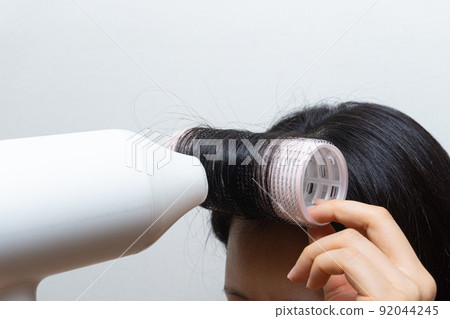 woman with hair roll 92044245