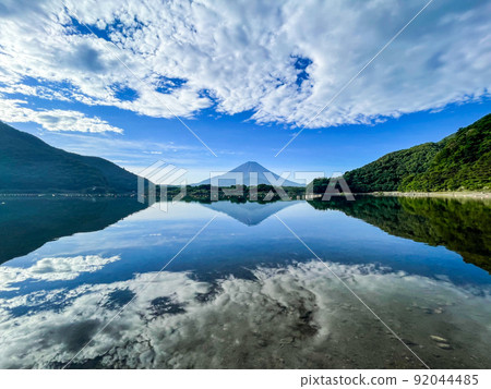 山梨縣富士河口湖町的精進湖和富士山 92044485