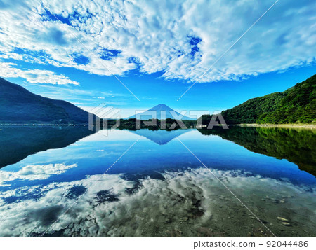 山梨縣富士河口湖町的精進湖和富士山 山梨縣富士河口湖町的精進湖和富士山 92044486