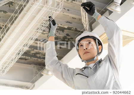 檢查天花板的中年女工 92044662