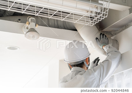 檢查管道的工人的後視圖 92044846